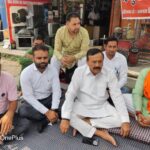 धरने पर बैठे सचिन से मिलने तक नहीं आए गाय के नाम पर वोट मांगने वाले नुमाइंदे…किरनेश धरने पर बैठे सचिन से मिलने तक नहीं आए गाय के नाम पर वोट मांगने वाले नुमाइंदे…किरनेश