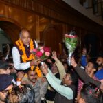 मुख्यमंत्री को उठाया कंधों पर किया आभार व्यक्त…देखें क्या था नजारा