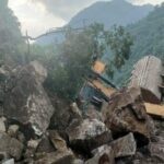 भूस्खलन की चपेट में आई जेसीबी..ऑपरेटर ने भाग कर बचाई जान…