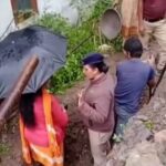 एंबुलेंस रोड बनाने के दौरान महिला की पुलिस महिला के साथ नोकझोंक…वीडियो वायरल