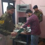 पांवटा पुलिस को मिले नोटों से भरे दो बैग… साढ़े 30 लाख रुपए बरामद… पढ़िए क्या है पूरा मामला पांवटा पुलिस को मिले नोटों से भरे दो बैग… साढ़े 30 लाख रुपए बरामद… पढ़िए क्या है पूरा मामला