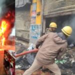 भीषण आग की चपेट में आई चार दुकानें…सामान जलकर राख लाखों का नुक़सान