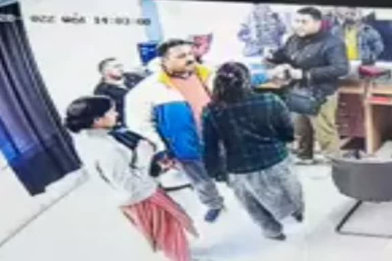 युवती को थप्पड़ मारने वाला कंडक्टर सस्पेंड…फुटेज के आधार पर कार्रवाई