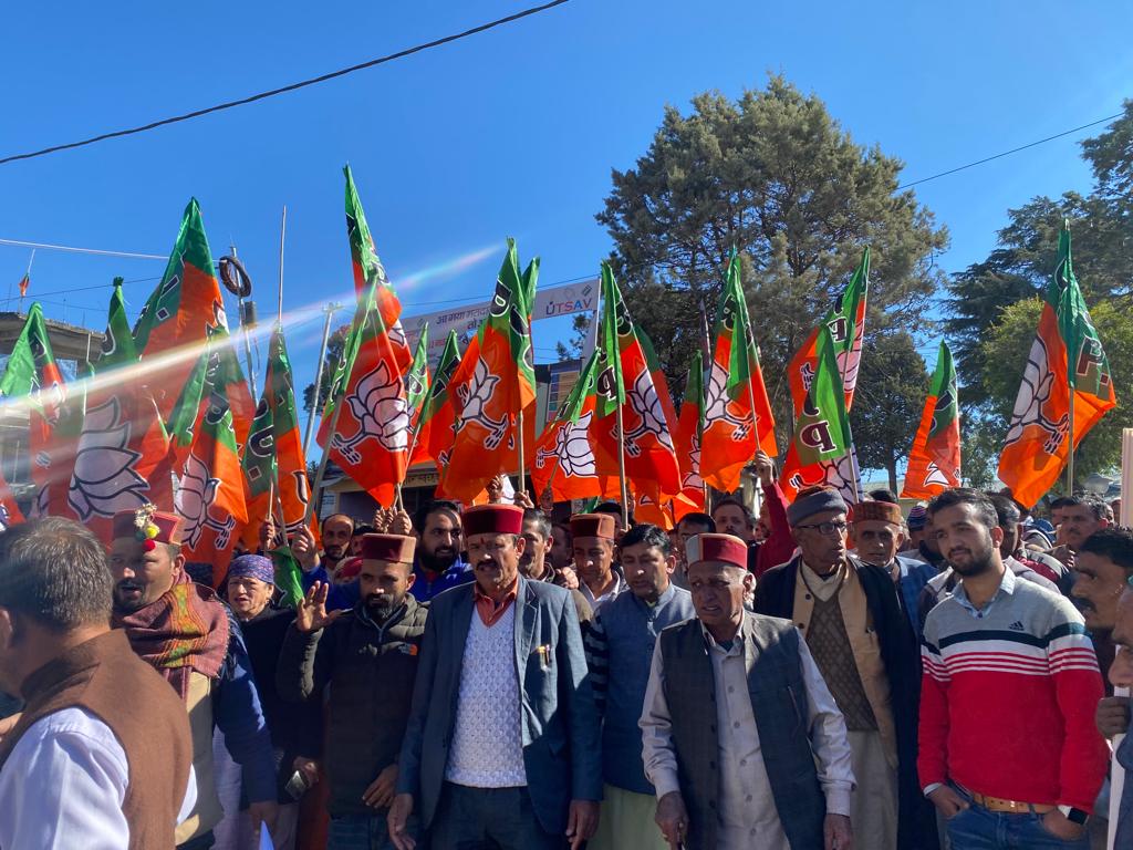 शिलाई में भाजपा उतरी सड़कों पर…जनहित में खोलें गये कार्यालयों को कांग्रेस कर रही बंद …चेतावनी