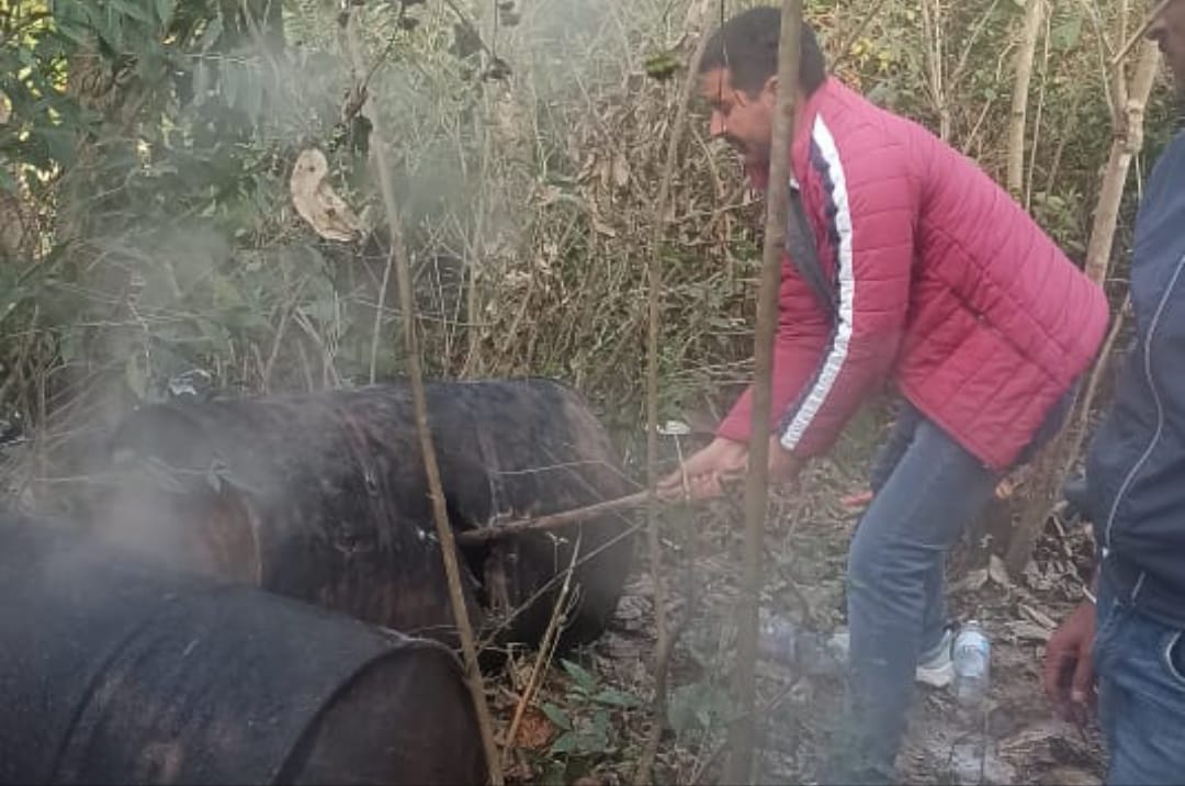 पुलिस ने शराब की भट्टी में लगभग 800 लीटर लाहन की नष्ट