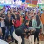 भरे मेले में युवतियों ने नोचे एक दूसरे के बाल….तमाशबीन बनी रही जनता… भरे मेले में युवतियों ने नोचे एक दूसरे के बाल….तमाशबीन बनी रही जनता…