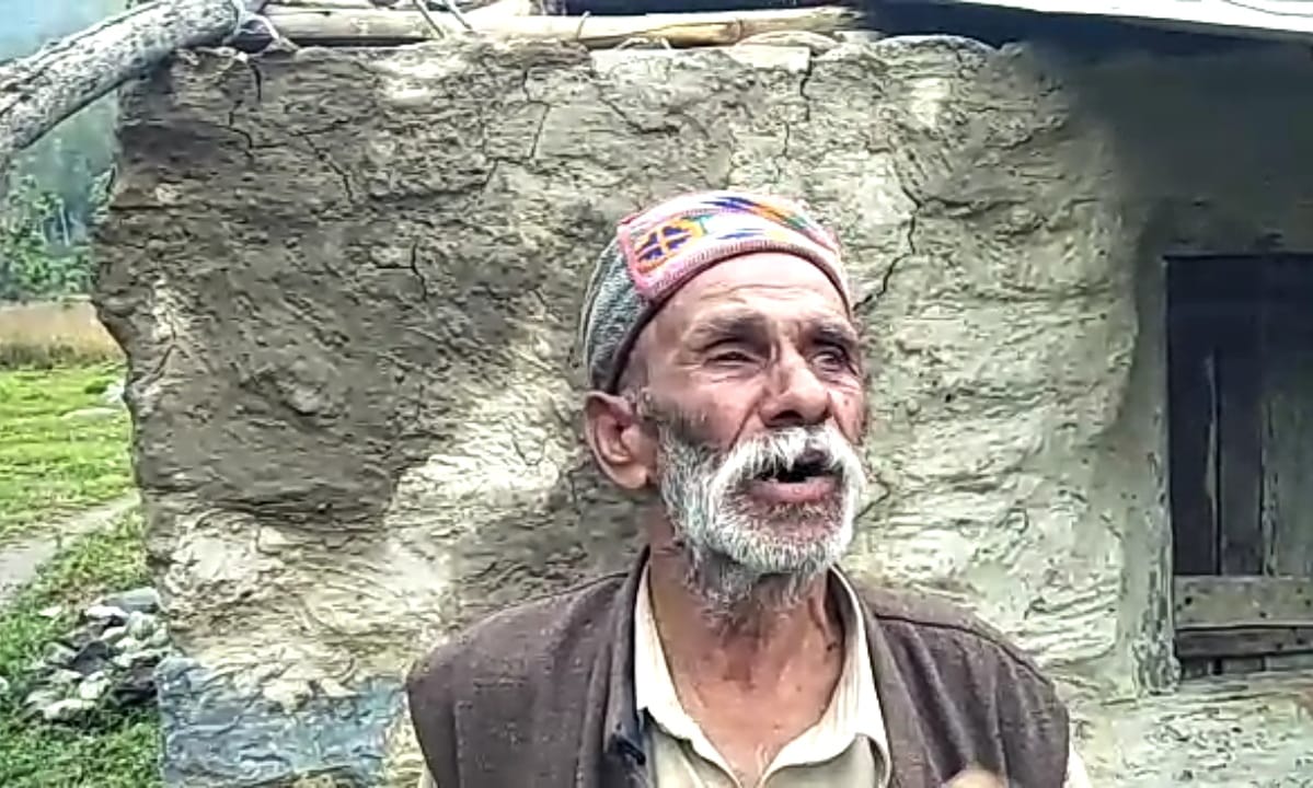 तूफानी बारिश ने उड़ा डाली संगड़ाह के सीऊं गांव के सुंदर सिंह के कच्चे घर की छत तूफानी बारिश ने उड़ा डाली संगड़ाह के सीऊं गांव के सुंदर सिंह के कच्चे घर की छत