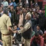 एसपी कार्यालय के बाहर युवक का शव रख परिजनों ने किया प्रदर्शन…हत्या की जताई आशंका एसपी कार्यालय के बाहर युवक का शव रख परिजनों ने किया प्रदर्शन…हत्या की जताई आशंका