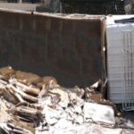 स्कूल के सामने पलटा टाइलों से भरा ट्रक… मुश्किल से बची चालक की जान