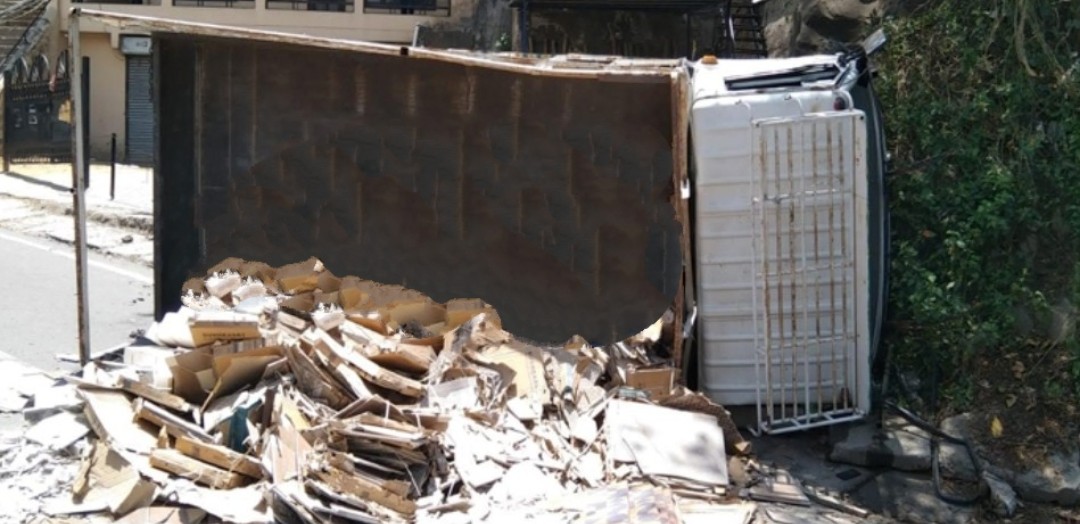 स्कूल के सामने पलटा टाइलों से भरा ट्रक… मुश्किल से बची चालक की जान स्कूल के सामने पलटा टाइलों से भरा ट्रक… मुश्किल से बची चालक की जान