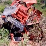 NH 707 पर कंपनी की लापरवाही…क्रेशर मशीन ट्राले सहित खाई में गिरी…