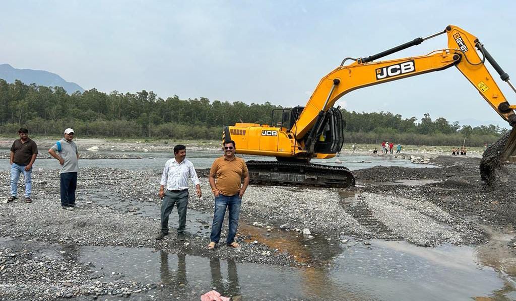 लोगों के लिए सुरक्षित वैकल्पिक मार्ग बनाने में सरकार विभाग नाकाम… मनीष तोमर ने लिया हाथों में काम… लोगों के लिए सुरक्षित वैकल्पिक मार्ग बनाने में सरकार विभाग नाकाम… मनीष तोमर ने लिया हाथों में काम…