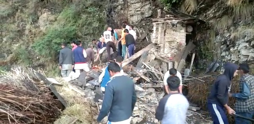 दो मंजिला पशूशाला गिरने से तीन बेजुबान पशुओं की दर्दनाक मौत … दो मंजिला पशूशाला गिरने से तीन बेजुबान पशुओं की दर्दनाक मौत …