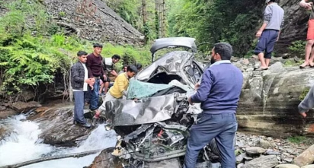 गाड़ी अनियंत्रित हो खाई में गिरी एक की मौत अन्य 5 गंभीर घायल…