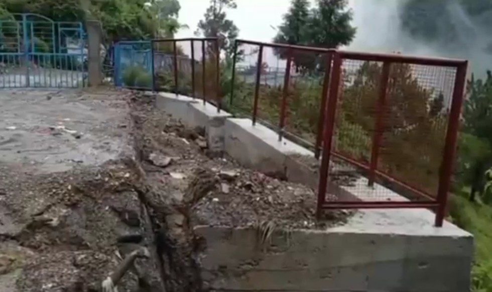 देखते ही देखते डैह गया लाखों का डंगा…भ्रष्टाचार की भेंट चढ़ रहे सड़क किनारे बनाए गए डंगे..