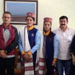 भारतीय महिला कबडडी टीम की कैप्टन रीतू नेगी और पुष्पा राणा को उपायुक्त सुमित खिमटा ने शॉल-टोपी भेंट कर किया सम्मानि