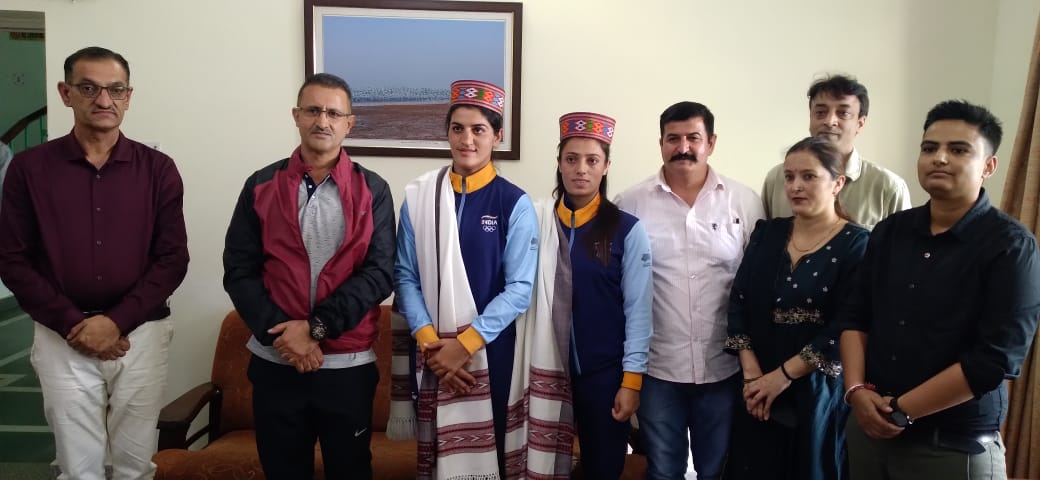 भारतीय महिला कबडडी टीम की कैप्टन रीतू नेगी और पुष्पा राणा को उपायुक्त सुमित खिमटा ने शॉल-टोपी भेंट कर किया सम्मानि