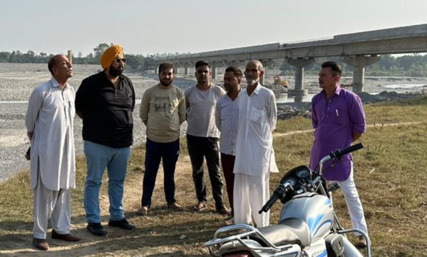 44 करोड़ की लागत से बने पुल के निरीक्षण को पहुंचे कांग्रेस नेता अवनीत सिंह…. 44 करोड़ की लागत से बने पुल के निरीक्षण को पहुंचे कांग्रेस नेता अवनीत सिंह….