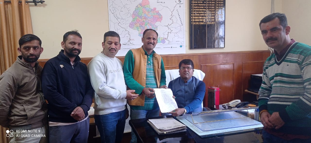 घंटों बिजली गुल रहने को लेकर व्यापार मंडल ने एसडीएम संगड़ाह को सौंपा ज्ञापन घंटों बिजली गुल रहने को लेकर व्यापार मंडल ने एसडीएम संगड़ाह को सौंपा ज्ञापन