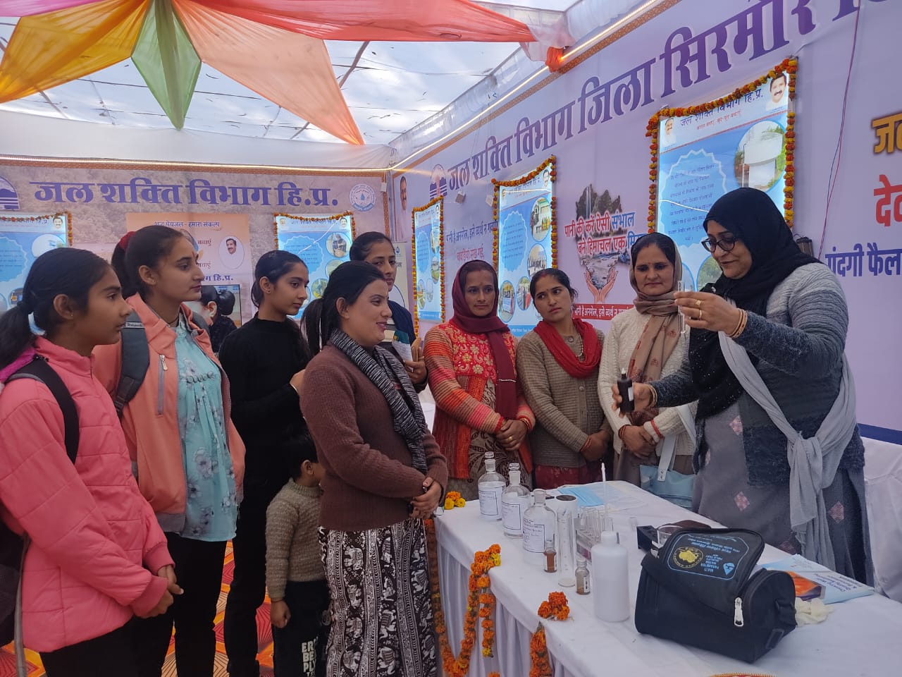 रेणुका मेले में जलशक्ति विभाग पानी की गुणवत्ता के प्रति कर रहा लोगों को जागरूक