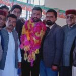 चूड़धार मे अक्षय का शव ढूंढने वाले हंसराज को भाजपा जिला अध्यक्ष ने सम्मानित किया 