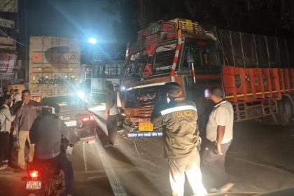 बजरी से भरे टिप्पर ने HRTC बस, दो ट्रकों को मारी टक्कर…बाइक सवार युवक घायल बजरी से भरे टिप्पर ने HRTC बस, दो ट्रकों को मारी टक्कर…बाइक सवार युवक घायल