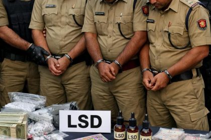 एक करोड़ की ड्रग्स (LSD) के तस्करों को छोड़ने वाले पुलिसकर्मी गिरफ्तार…. एक करोड़ की ड्रग्स (LSD) के तस्करों को छोड़ने वाले पुलिसकर्मी गिरफ्तार….
