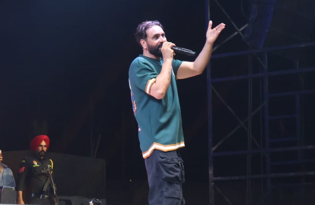 सजना रूमाल दे गया पर झूमे लोग, सजना रूमाल दे गया पर झूमे लोग,