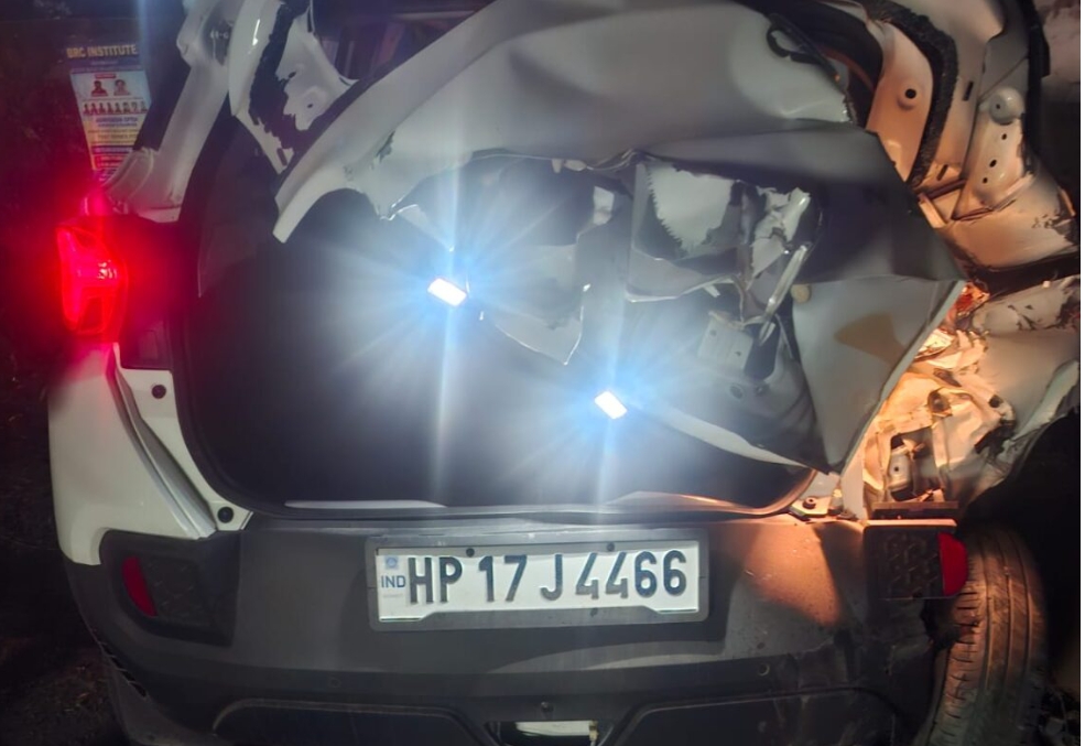 खड़ी कार में ट्रक ने मारी टक्कर पटवारी की दुखद मौत…