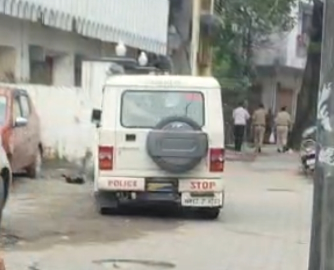 गिरफ्तार कर लाती पुलिस की गाड़ी...