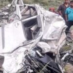 कार अनियंत्रित हाे 400 मीटर गहरी खाई में जा गिरी…दर्दनाक हादसा कार अनियंत्रित हाे 400 मीटर गहरी खाई में जा गिरी…दर्दनाक हादसा