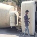 मिक्सचर ट्रक अनियंत्रित होकर सड़क पर पलट…हादसा