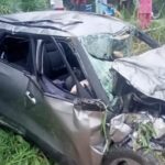 सड़क किनारे लगे खंभे से टकराई कार…दर्दनाक हादसा सड़क किनारे लगे खंभे से टकराई कार…दर्दनाक हादसा