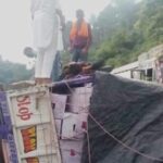 अनियंत्रित हो सेब से लदी पिकअप सड़क पर पलटी…. अनियंत्रित हो सेब से लदी पिकअप सड़क पर पलटी….