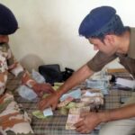 Up से आ रही थी गाड़ी…12 लाख रुपए से अधिक ज़ब्त… पुलिस ने गाड़ी से बरामद किया पैसा…