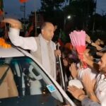 सड़क किनारे खड़े वरिष्ठ नेताओं के लिए रुके मुख्यमंत्री…किया अभिवादन स्वीकार…