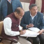 सीएम जयराम ठाकुर ने एसडीएम के समक्ष नामांकन पत्र भरा..