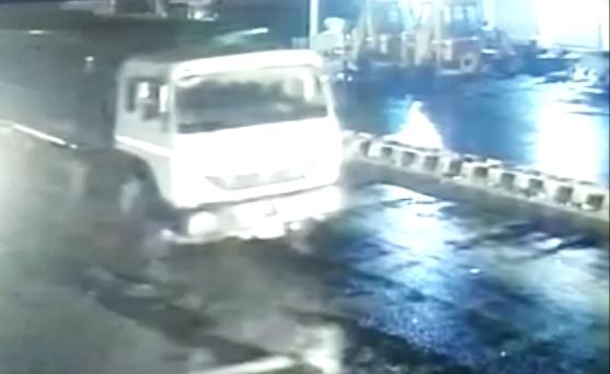 देर रात शातिर बदमाशों ने चुराया ट्रक… सीसीटीवी में कैद… बहराल सीमा से हरियाणा में ले गए बदमाश ट्रक देर रात शातिर बदमाशों ने चुराया ट्रक… सीसीटीवी में कैद… बहराल सीमा से हरियाणा में ले गए बदमाश ट्रक