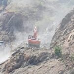 आरोप…ब्लास्टिंग से गिराए जा रहे पहाड़…!10 घंटे बाद भी बंद रहा नेशनल हाईवे…बच्चे बूढ़े महिलाएं परेशान…