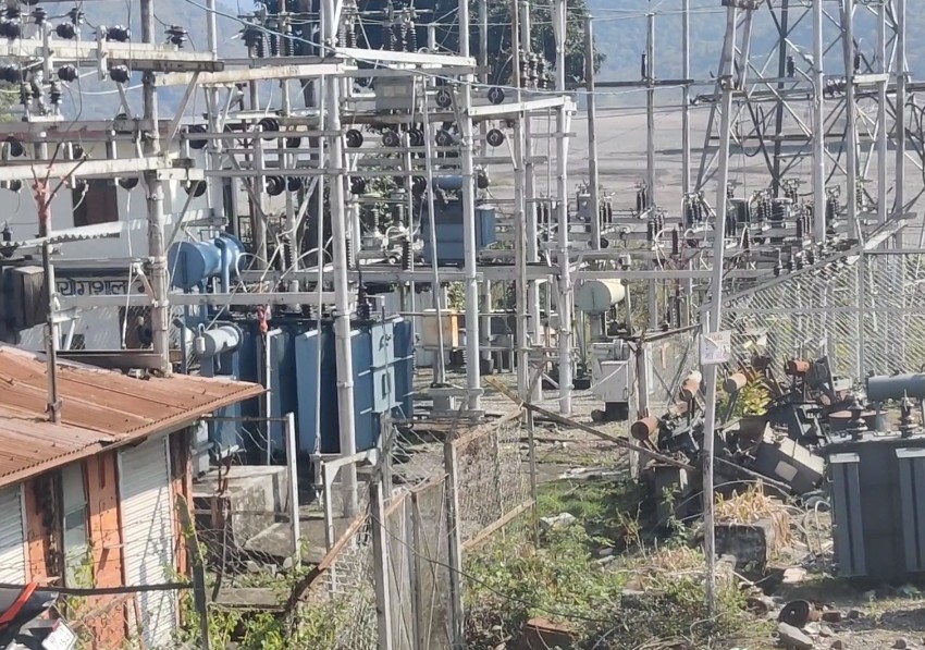 प्रचंड गर्मी में लग रहे अघोषित कट से ददाहु के हजारों लोग परेशान… प्रचंड गर्मी में लग रहे अघोषित कट से ददाहु के हजारों लोग परेशान…