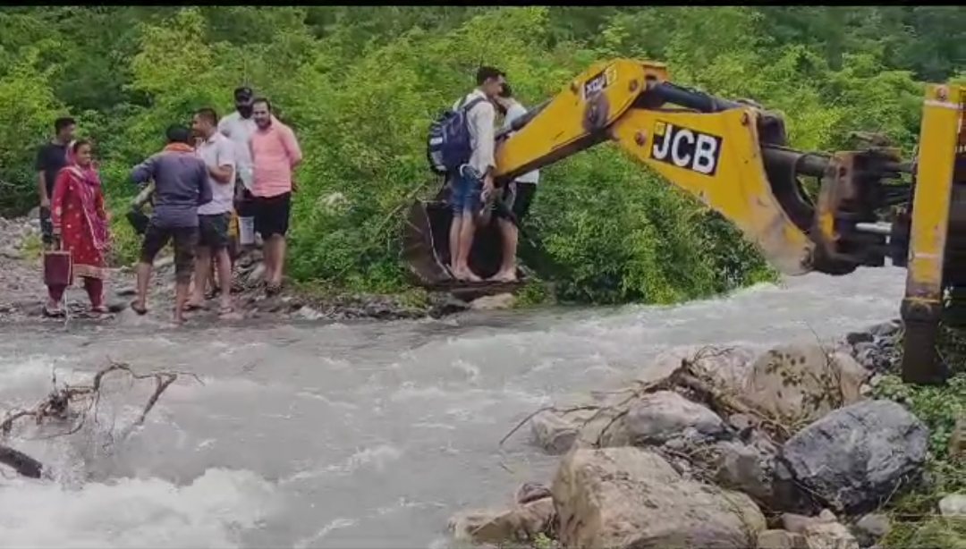 जेसीबी से पार करवाया जा रहा उफनता खड़…10 साल बाद भी नहीं सुधरे हालात… WATCH VIDEO