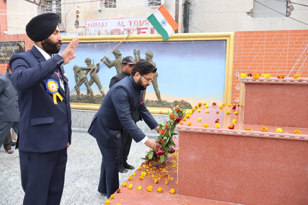 धूमधाम से मनाया गया पांवटा साहिब में गणतंत्र दिवस, SDM गुंजित ने किया ध्वजारोहण….