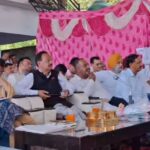 गुस्साए ग्रामीणों ने रोका मंत्री जी का काफिला…सरकार गांव के द्वारा में पहुंचे मंत्री हर्षवर्धन चौहान…