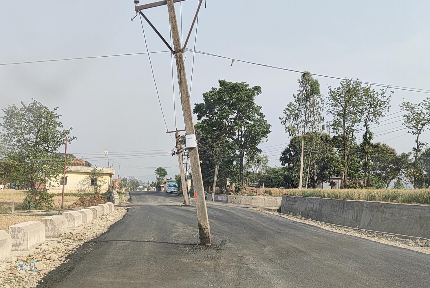 बीच सड़क में खड़े बिजली के खंभों ने ली 25 वर्षीय युवक की जान…. बीच सड़क में खड़े बिजली के खंभों ने ली 25 वर्षीय युवक की जान….