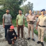 आते जाते कांवड़ियों को बेच रहा था चरस पुलिस ने किया यूं गिरफ्तार…. आते जाते कांवड़ियों को बेच रहा था चरस पुलिस ने किया यूं गिरफ्तार….