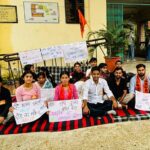 वर्तमान सरकार युवाओं के भविष्य से कर रही खिलवाड़…सांकेतिक धरनें पर छात्र छात्राएं…