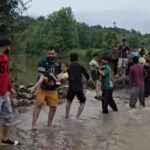 पांवटा साहिब … बारिश का कहर बच्चों को गोद में उठा कर करवाया ग्रामीणों ने नाला पार…. पांवटा साहिब … बारिश का कहर बच्चों को गोद में उठा कर करवाया ग्रामीणों ने नाला पार….