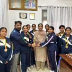 गुरु नानक मिशन पब्लिक स्कूल की अंडर-19 गर्ल्स टीम ने लहराया परचम….खिताबी जीत के साथ रचा नया इतिहास… गुरु नानक मिशन पब्लिक स्कूल की अंडर-19 गर्ल्स टीम ने लहराया परचम….खिताबी जीत के साथ रचा नया इतिहास…