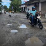 देवी नगर-रामपुर घाट की सड़क बेहाल… लोग परेशान…कोस रहे नेताओं को…देखें सड़क की हालत देवी नगर-रामपुर घाट की सड़क बेहाल… लोग परेशान…कोस रहे नेताओं को…देखें सड़क की हालत