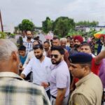 गाय को बचाने के लिए तेज़ पानी में उतरे व्यक्ति ने गंवाई जान…